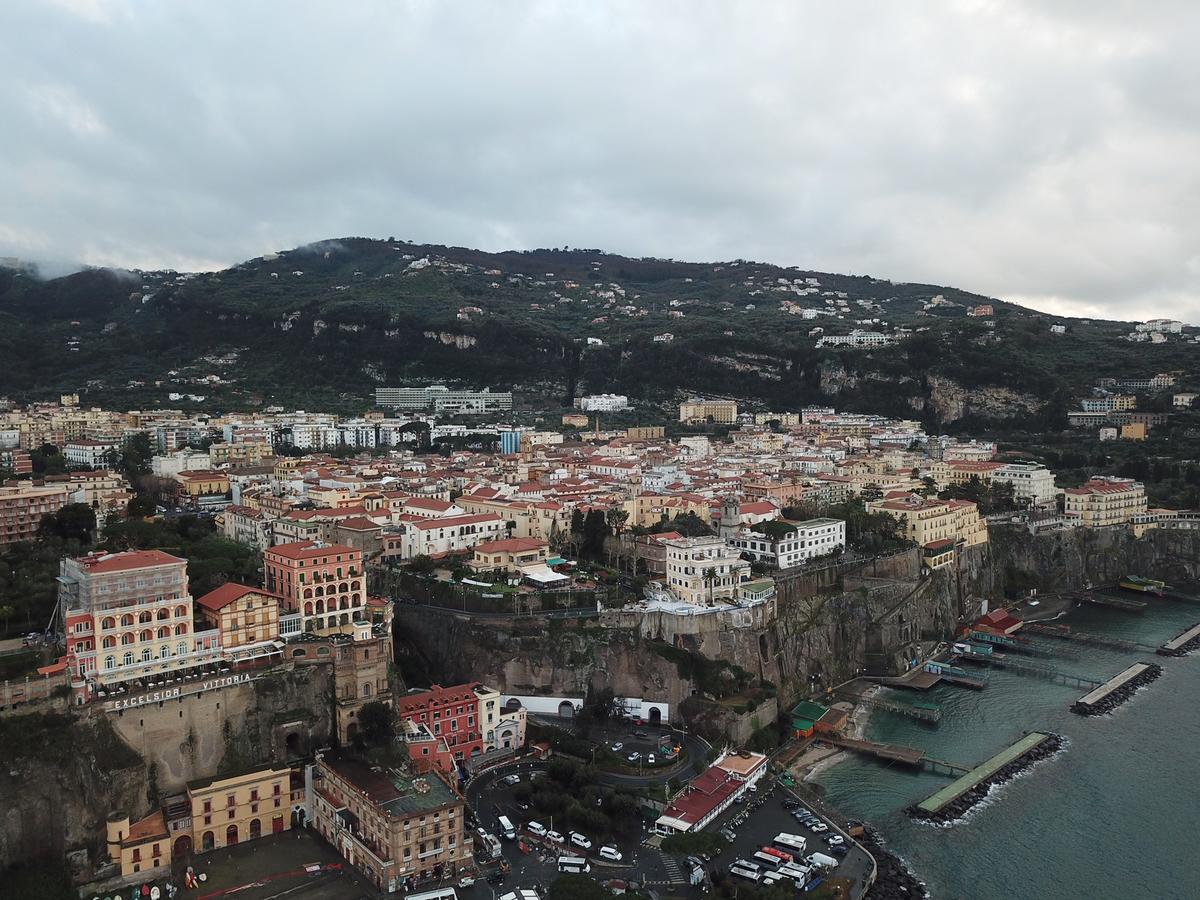 Yacht Club Capo Cervo Suites B&B Sorrento Kültér fotó