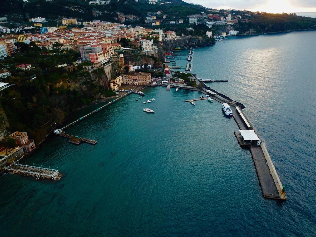 Yacht Club Capo Cervo Suites B&B Sorrento Kültér fotó