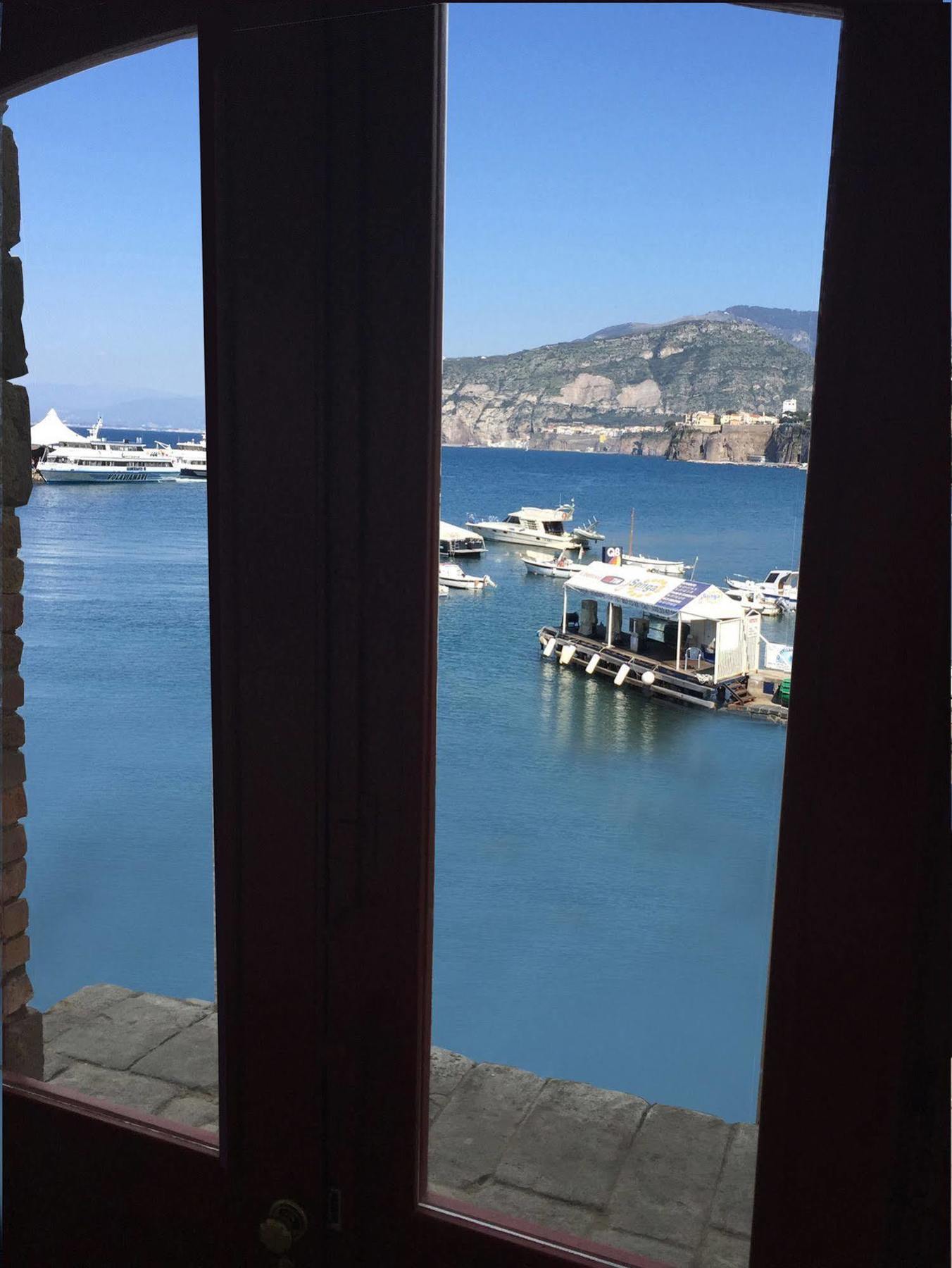 Yacht Club Capo Cervo Suites B&B Sorrento Kültér fotó