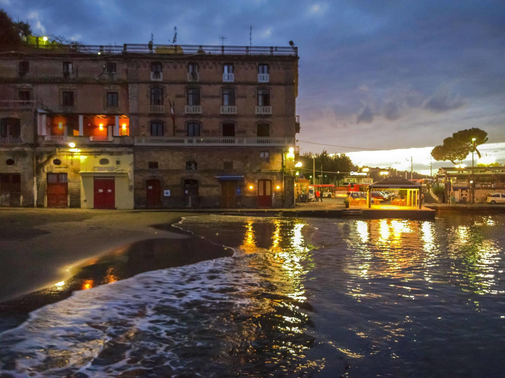 Yacht Club Capo Cervo Suites B&B Sorrento Kültér fotó