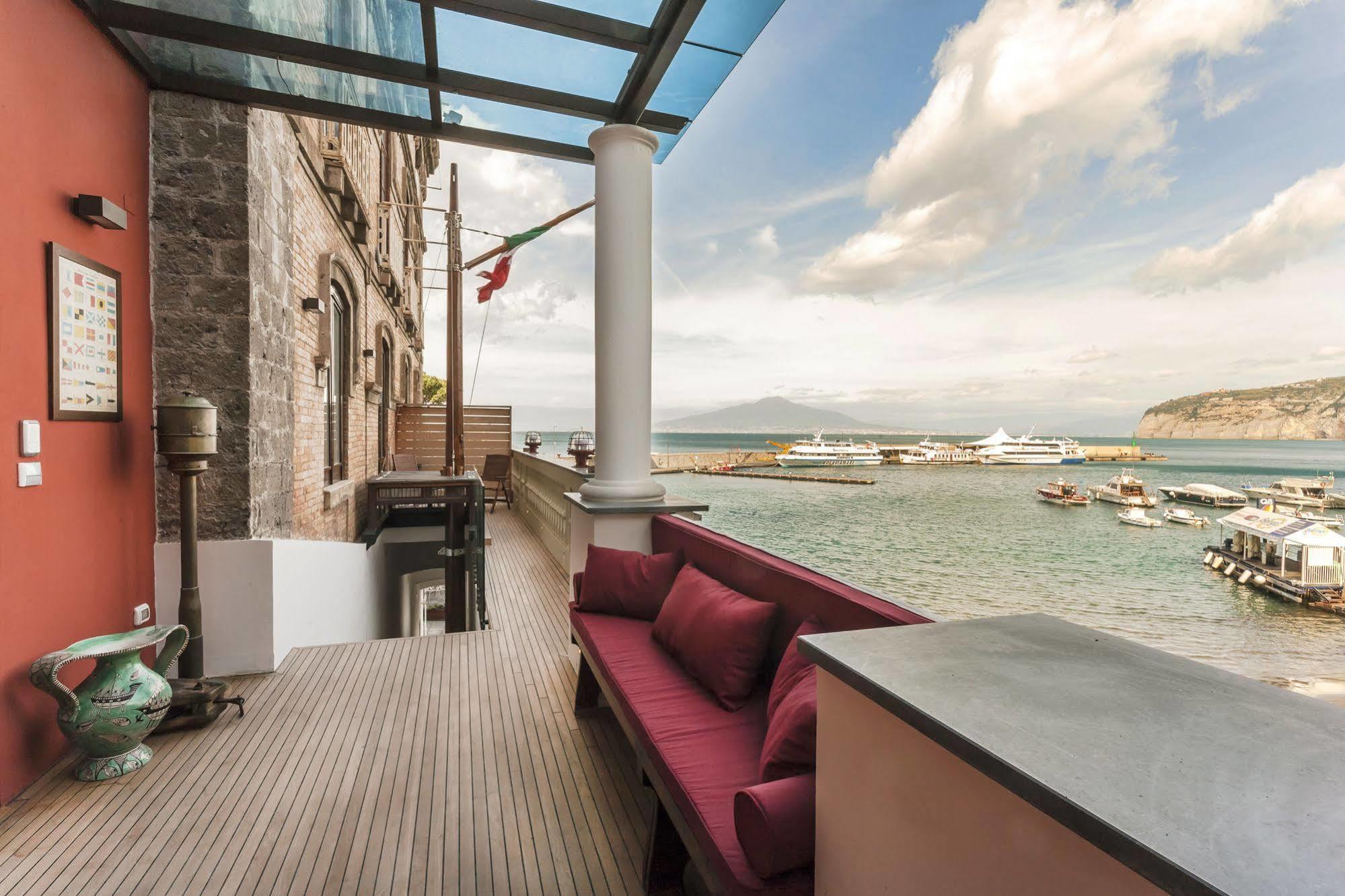 Yacht Club Capo Cervo Suites B&B Sorrento Kültér fotó