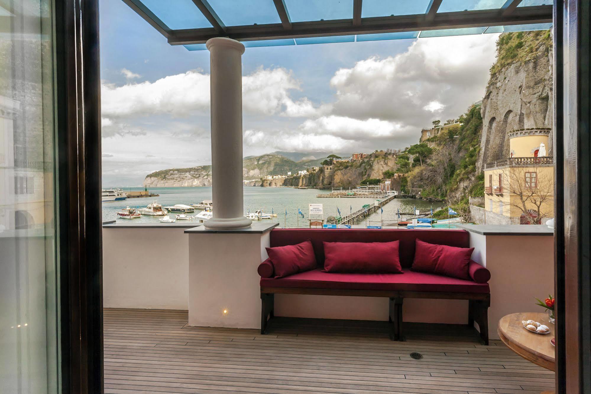 Yacht Club Capo Cervo Suites B&B Sorrento Kültér fotó