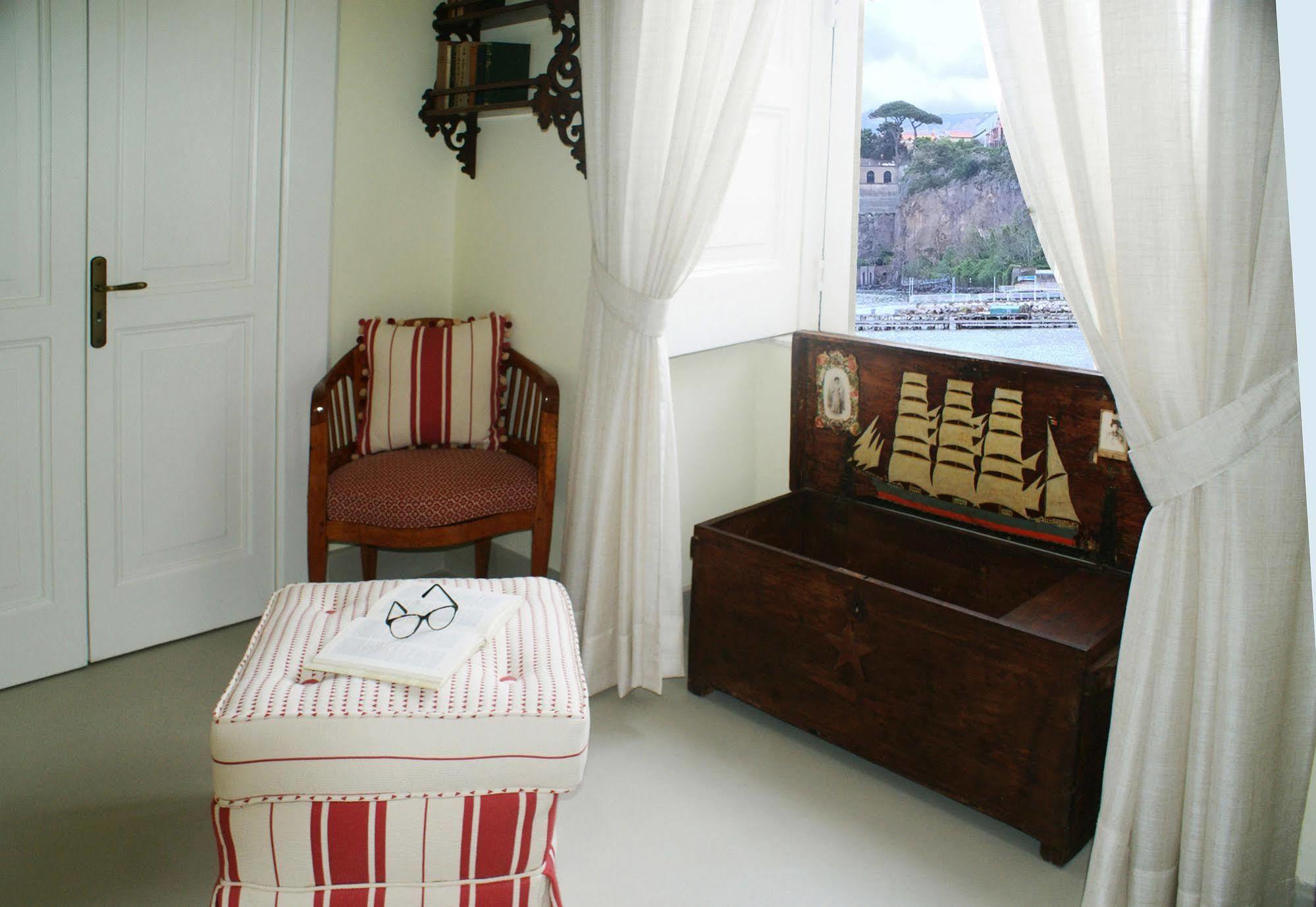 Yacht Club Capo Cervo Suites B&B Sorrento Kültér fotó