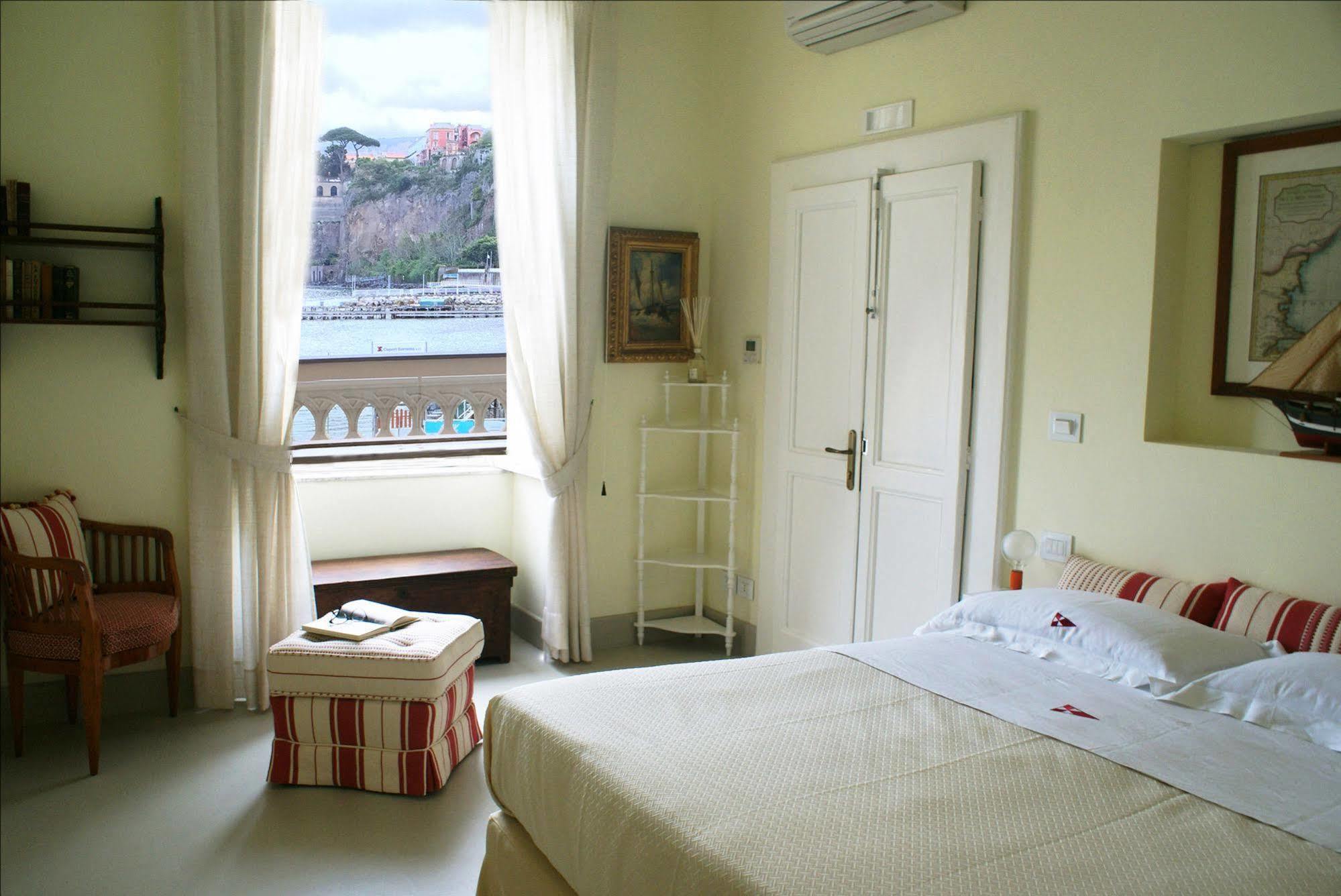 Yacht Club Capo Cervo Suites B&B Sorrento Kültér fotó