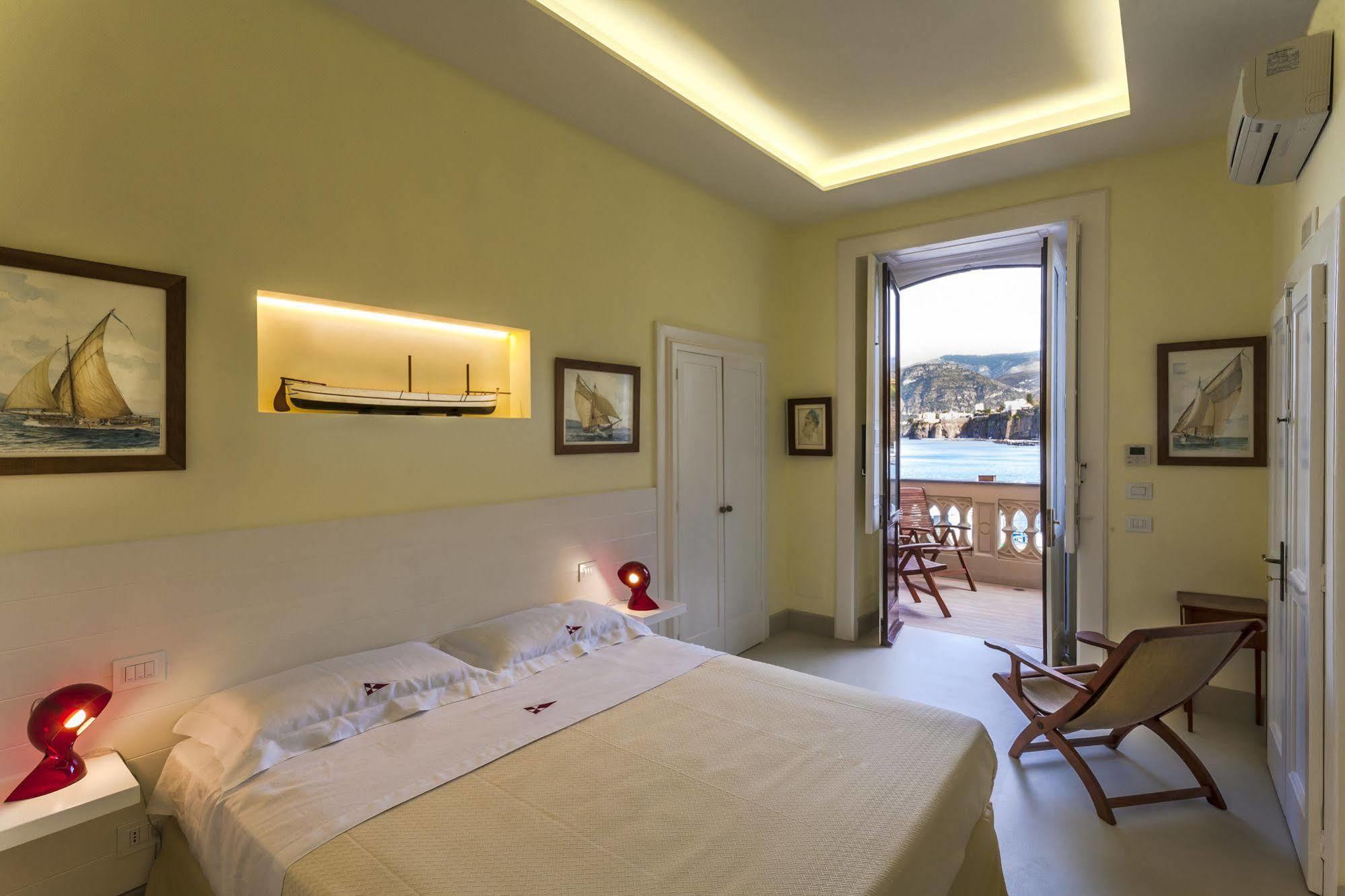 Yacht Club Capo Cervo Suites B&B Sorrento Kültér fotó