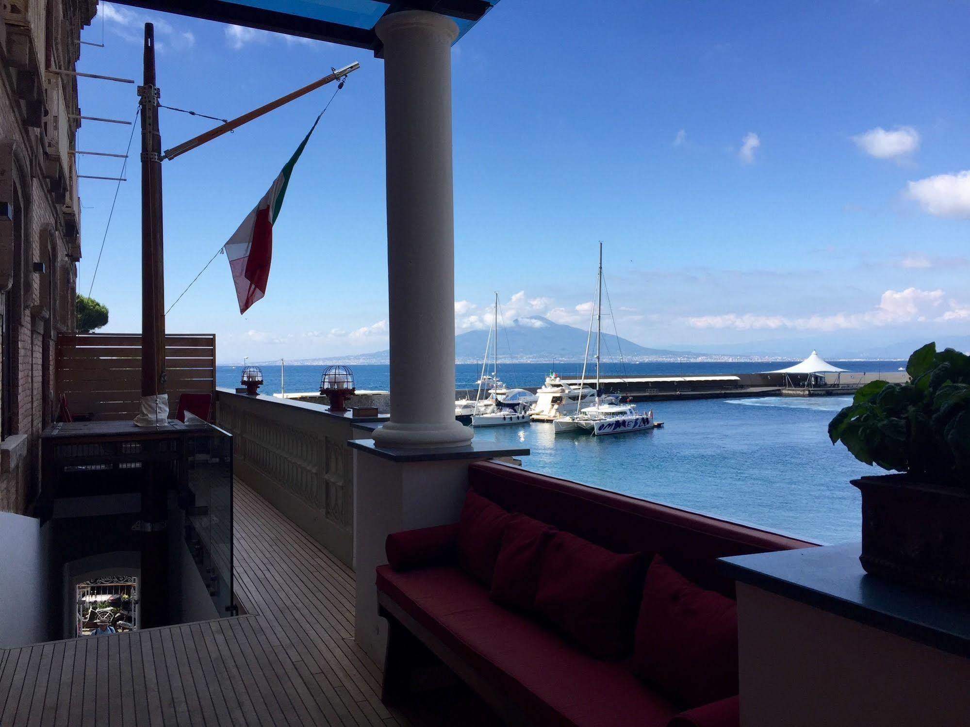 Yacht Club Capo Cervo Suites B&B Sorrento Kültér fotó