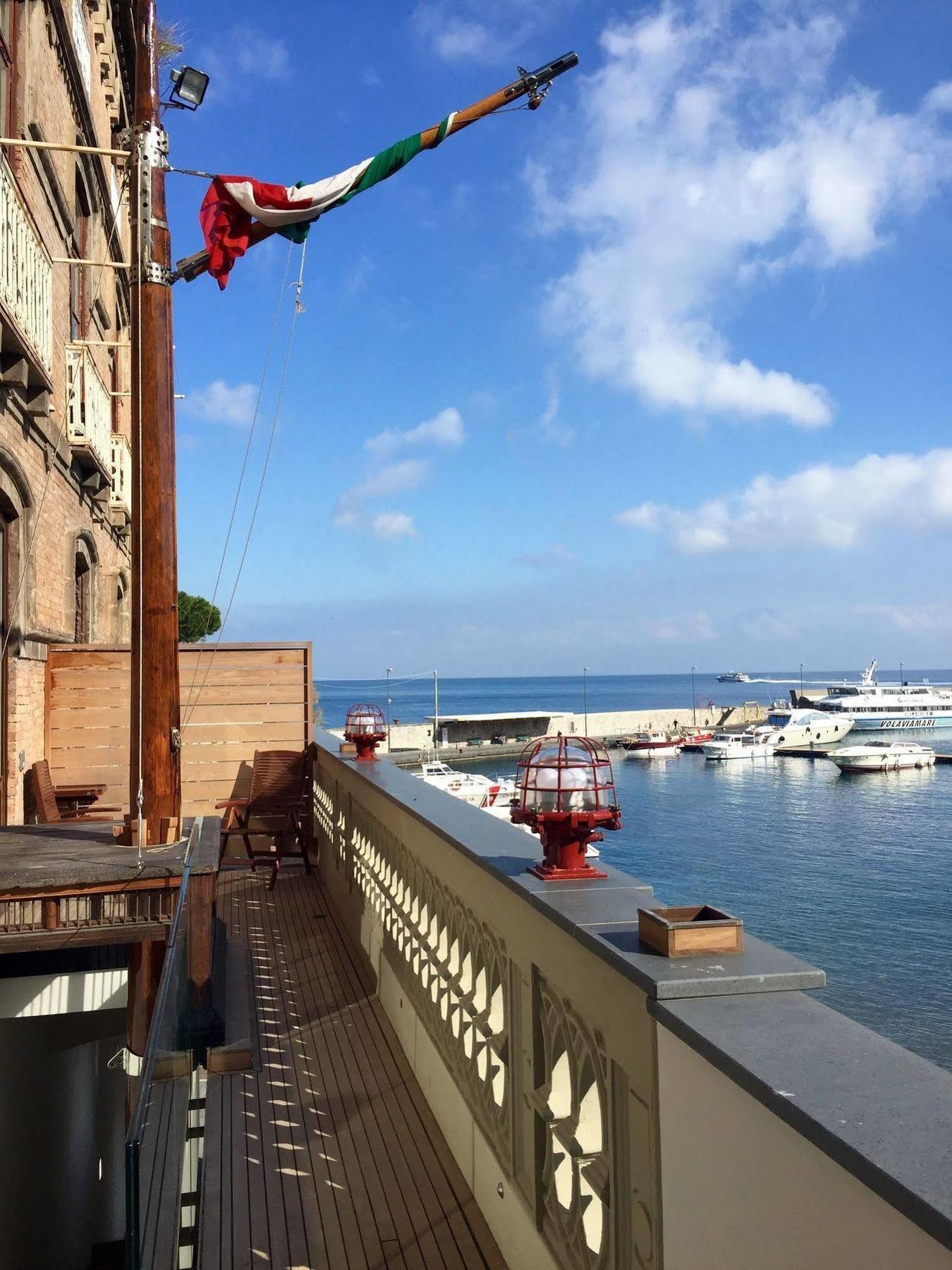 Yacht Club Capo Cervo Suites B&B Sorrento Kültér fotó