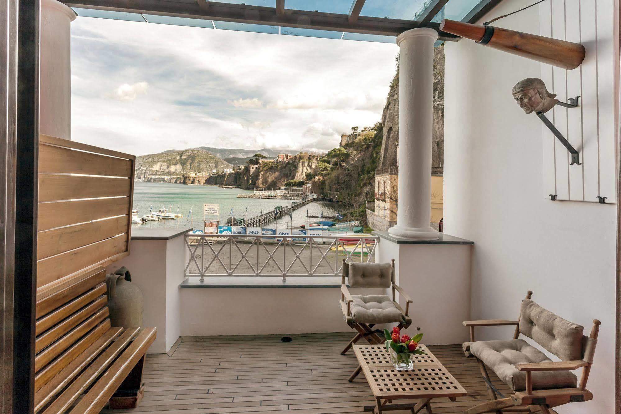 Yacht Club Capo Cervo Suites B&B Sorrento Kültér fotó
