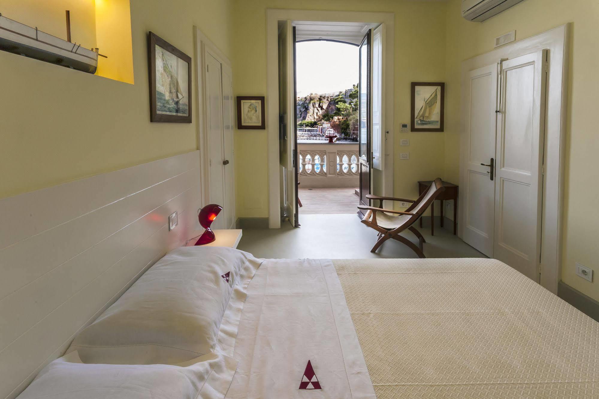 Yacht Club Capo Cervo Suites B&B Sorrento Kültér fotó