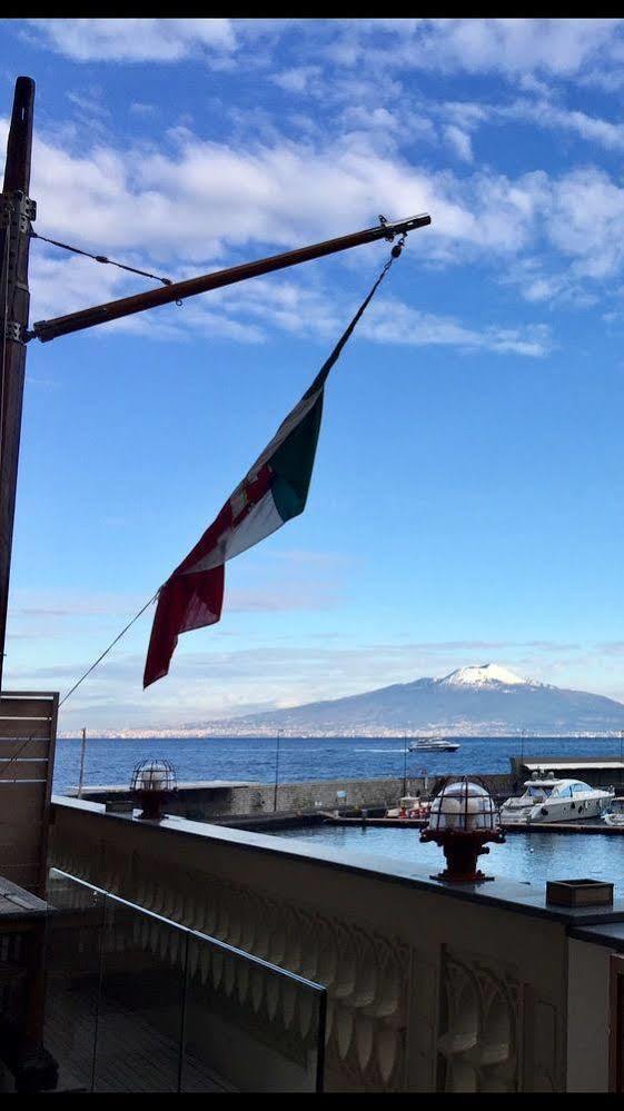 Yacht Club Capo Cervo Suites B&B Sorrento Kültér fotó