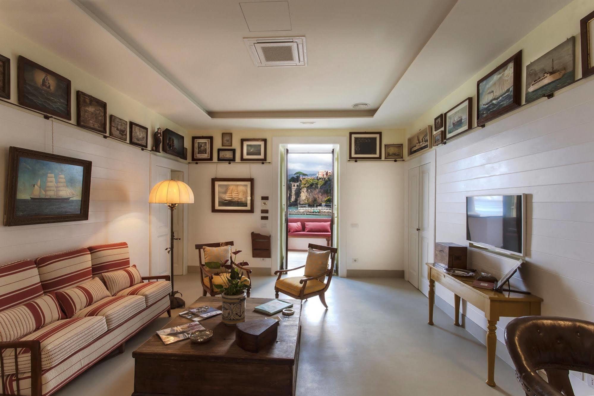 Yacht Club Capo Cervo Suites B&B Sorrento Kültér fotó