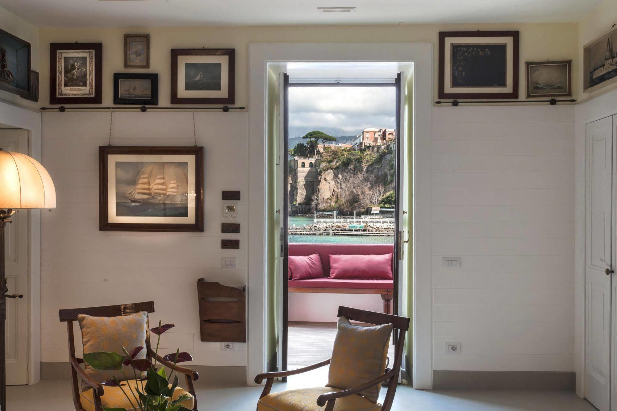 Yacht Club Capo Cervo Suites B&B Sorrento Kültér fotó